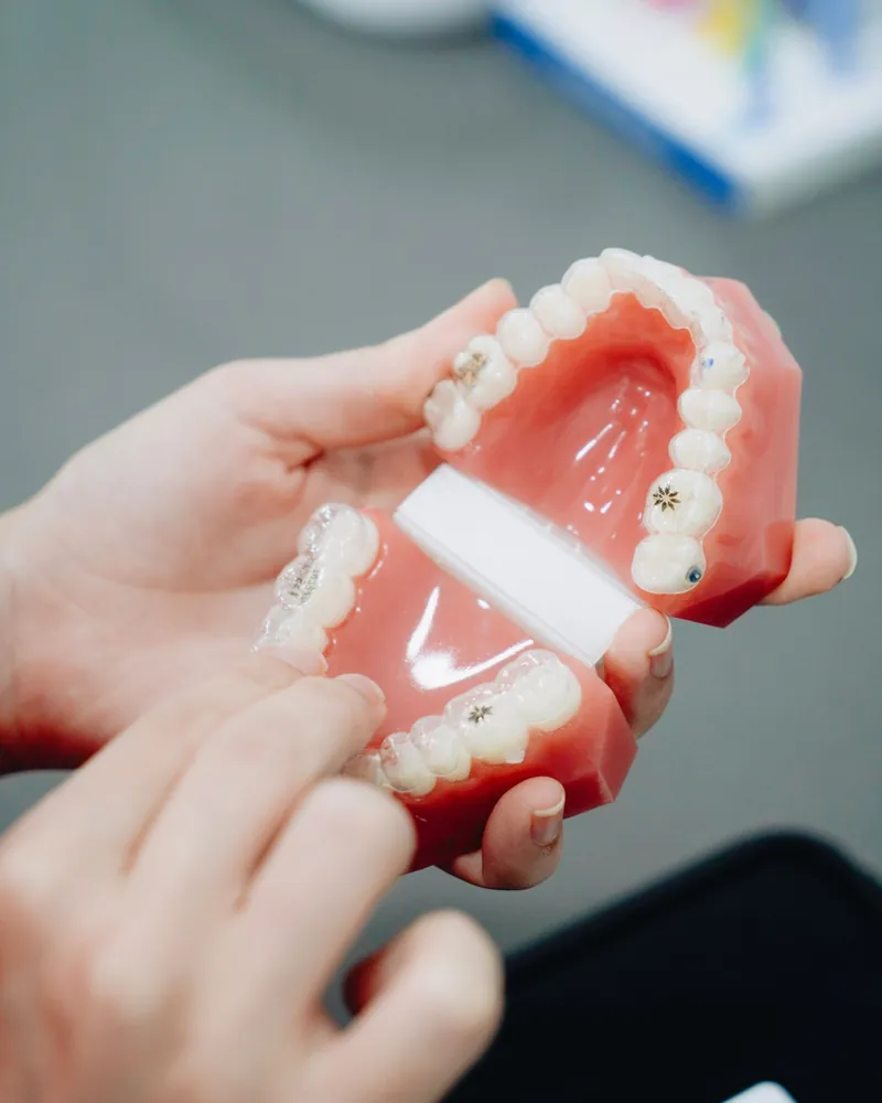 Uma prótese dentária total segurada nas mãos